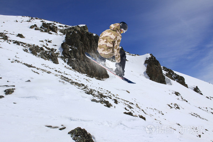 山上的飞行滑雪板。极限运动