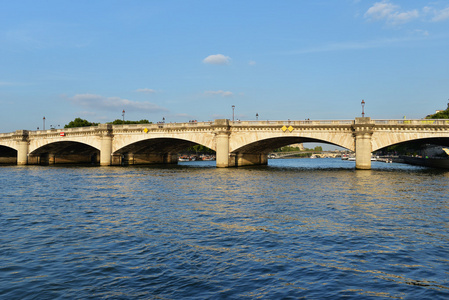 巴黎塞纳河游船河大桥