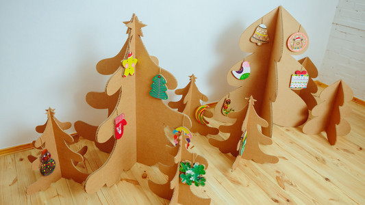 圣诞树的纸箱.新的一年照片