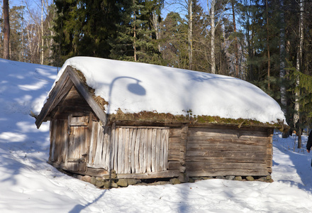 旧木谷仓在露天博物馆伴侣岛岛，赫尔辛基，芬兰