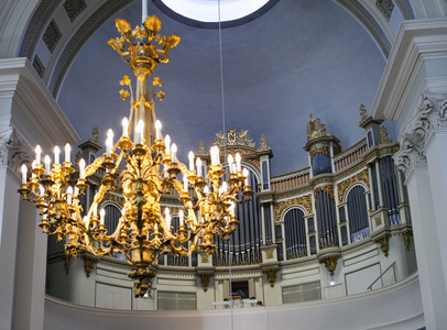 器官在赫尔辛基路德会教堂 圣 Nicolas 和聚焦，芬兰的吊灯