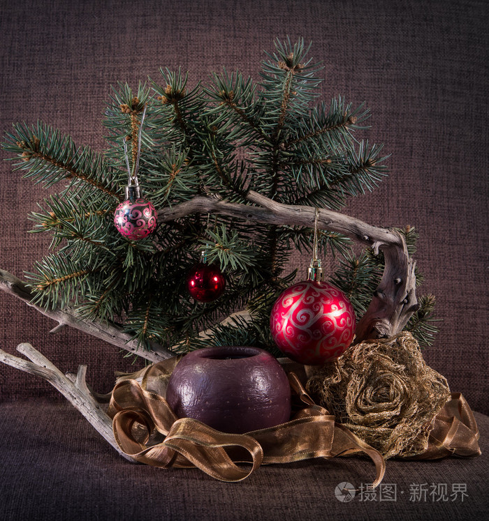 组成与圣诞树和圣诞装饰球