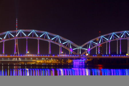 里加。铁路大桥夜景