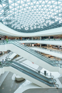 抽象的天花板和自动扶梯在购物中心的大厅里