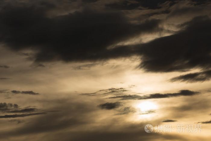 黑色的云在黑暗的天空,夜晚天空的万圣节背景