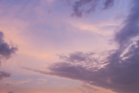 暮光的夕阳天空与五颜六色的云彩背景