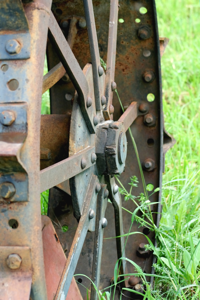 旧拖拉机上生锈的铁轮