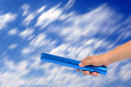 手中拿着蓝色的接力棒照片