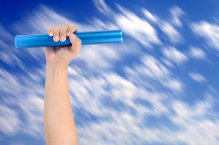 手中拿着蓝色的接力棒照片