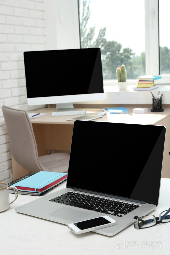 工作场所与在办公室中的计算机