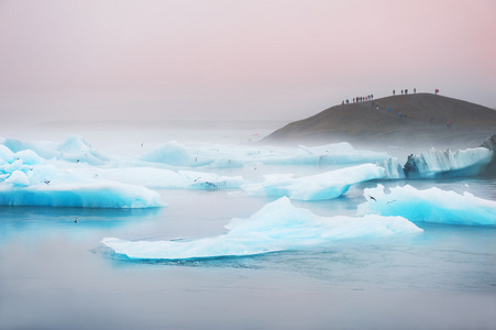 在 Jokulsarlon 冰川湖蓝色冰山