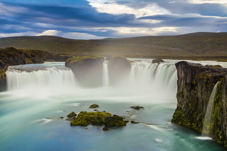 在冰岛的美丽 Godafoss 瀑布。