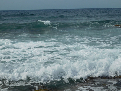 海滩泳池上的大海和海浪