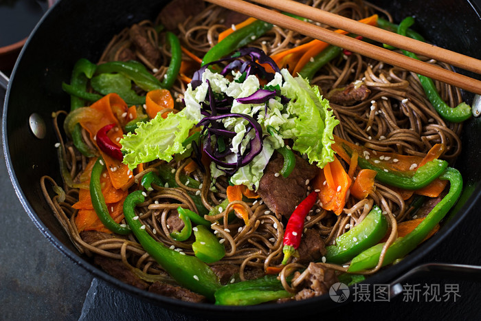 荞麦面条与牛肉 胡萝卜 洋葱和甜椒