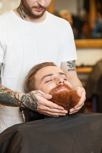 快乐的男理发师为顾客服务
