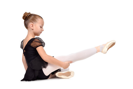 芭蕾舞女演员坐在地板上