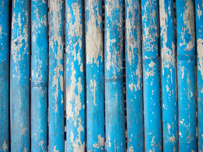漆木背景的蓝色垃圾