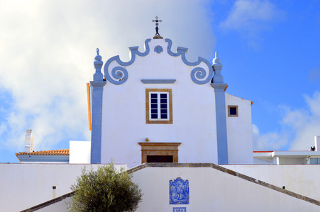 在阿尔布费拉老镇的历史圣安娜教堂。