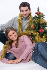 对年轻的夫妇和圣诞树