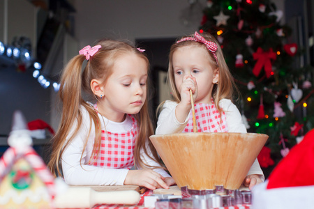 圣诞节在家用厨房烤姜饼的可爱女孩