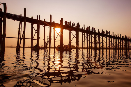 在日出，曼德勒，缅甸的 ubein 桥