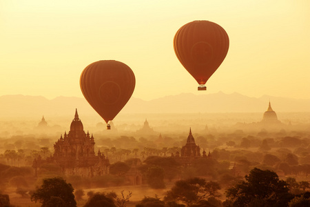气球在日出时的佛教寺庙。缅甸蒲甘