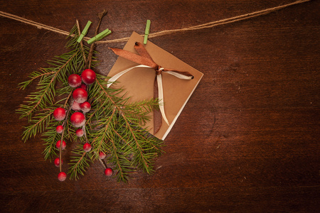 松枝与圣诞浆果和明信片