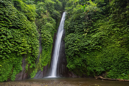 在巴厘岛曼德克瀑布图片