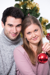对年轻的夫妇和圣诞树