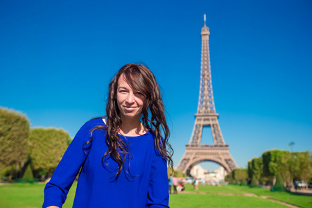 在巴黎的美丽女子的画像背景埃菲尔铁塔