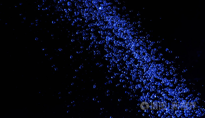 蓝色的雨滴落在黑色背景上
