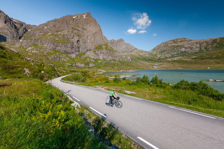 骑自行车在挪威反对如画的风景