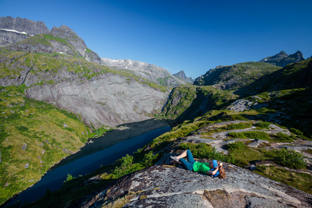 女人在挪威山上要休息一下