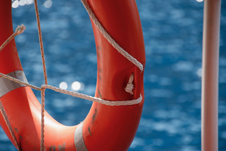 地中海背景下船栏杆上的救生圈