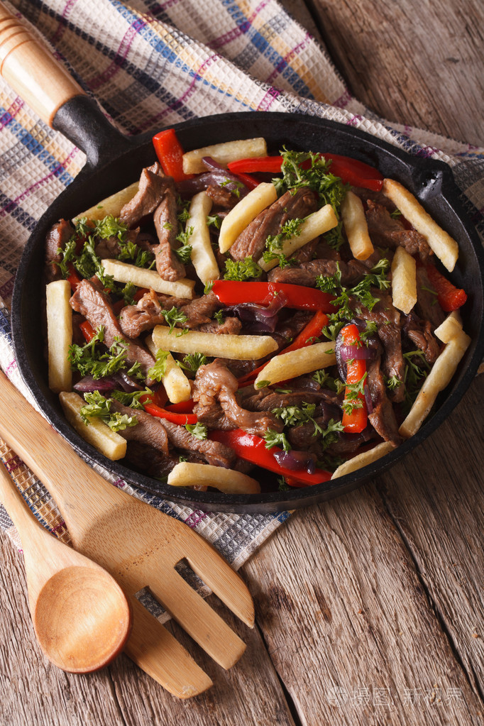 自制的秘鲁美食: lomo saltado 在信息中心潘特写