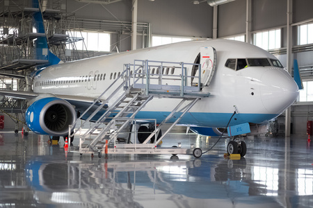 飞机机库大型客机在机库维修飞机尾在明亮的机库里客运飞机维修机库