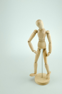 在站姿，孤立的白色背景上的木制模特娃娃