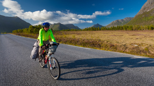 骑自行车在挪威反对如画的风景