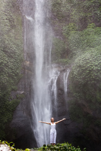 冥想的女人做瑜伽之间瀑布