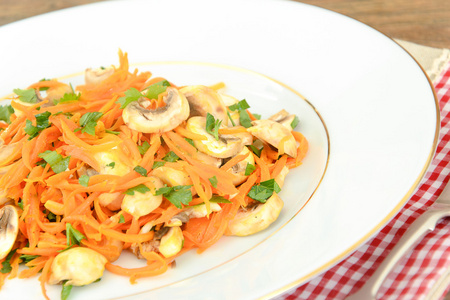 健康和减肥食品 沙拉胡萝卜蘑菇