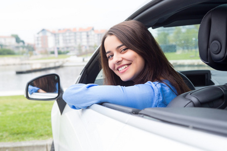 女人驾驶她的新跑车