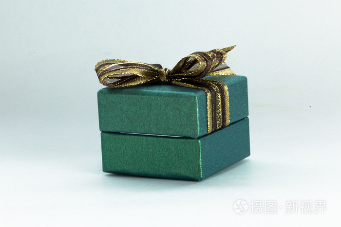 绿丝带与弓中分离出的白色绿色礼品盒