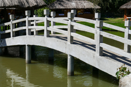 池塘对面的水泥人行天桥