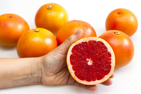 上一张桌子和手里的葡萄柚半红葡萄柚