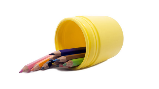 彩色铅笔在白色背景上的黄色塑料罐