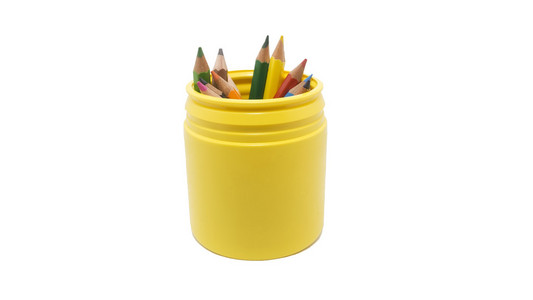 彩色铅笔在白色背景上的黄色塑料罐