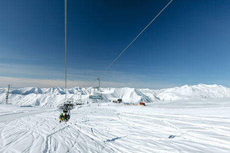 滑雪和滑雪板爱好者在电梯里的雪，Gudauri 度假村我