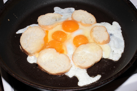 煎的鸡蛋和面包