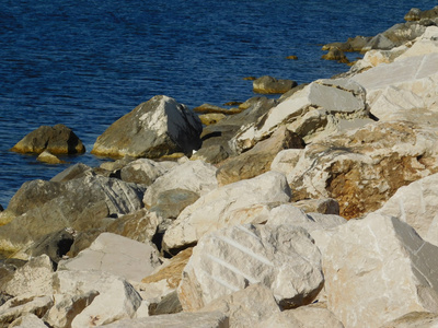 海里的岩石和石头