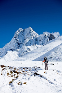 在喜马拉雅山脉徒步旅行